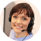 Natural Pharmaceuticals ReduXin® Forte Klientų aptarnavimo konsultantė su ausinėmis, šypsosi moteris.